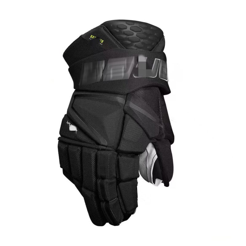 High quality ice hockey gloves - combining protection and flexibility
